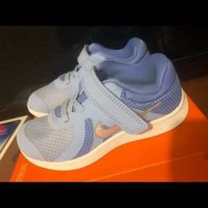Nike Revolution 4 Girls Shoe 10C New!✨